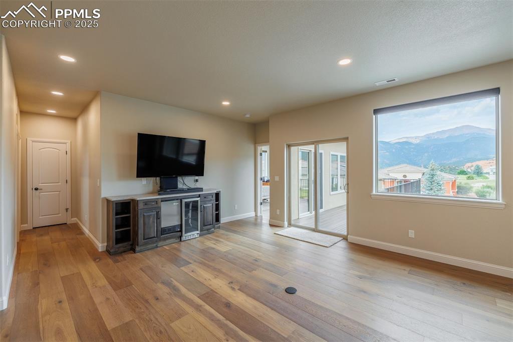 Image 31 of 50: Living Room