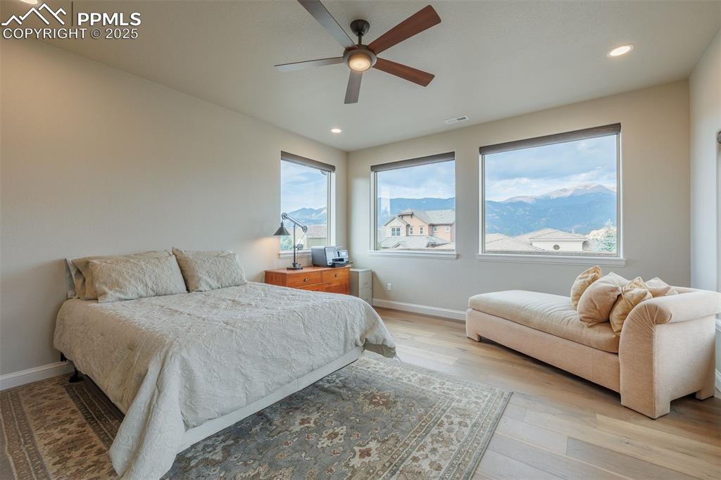 Image 32 of 50: Bedroom