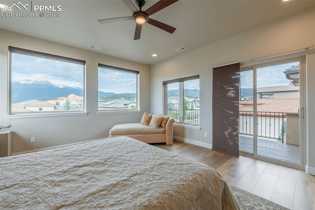 Image 33 of 50: Bedroom