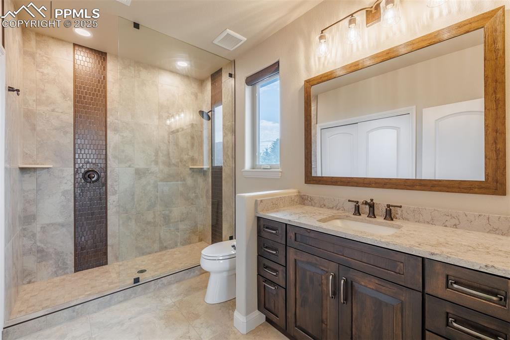 Image 34 of 50: Bathroom