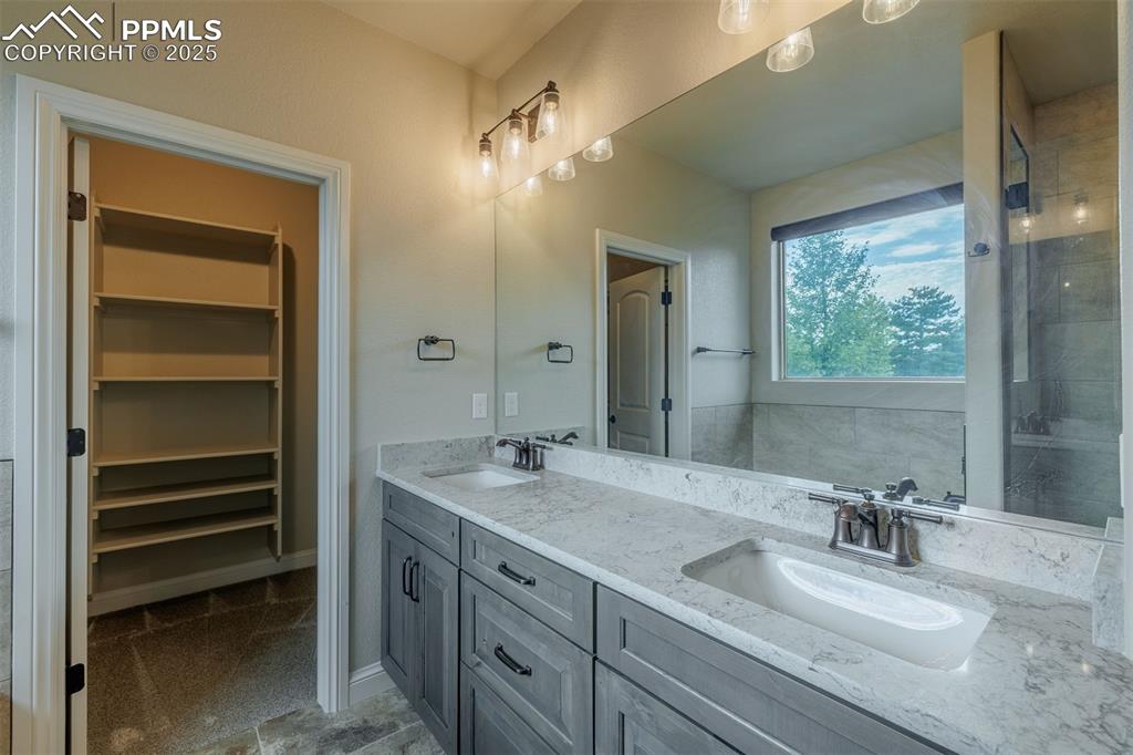 Image 39 of 50: Bathroom