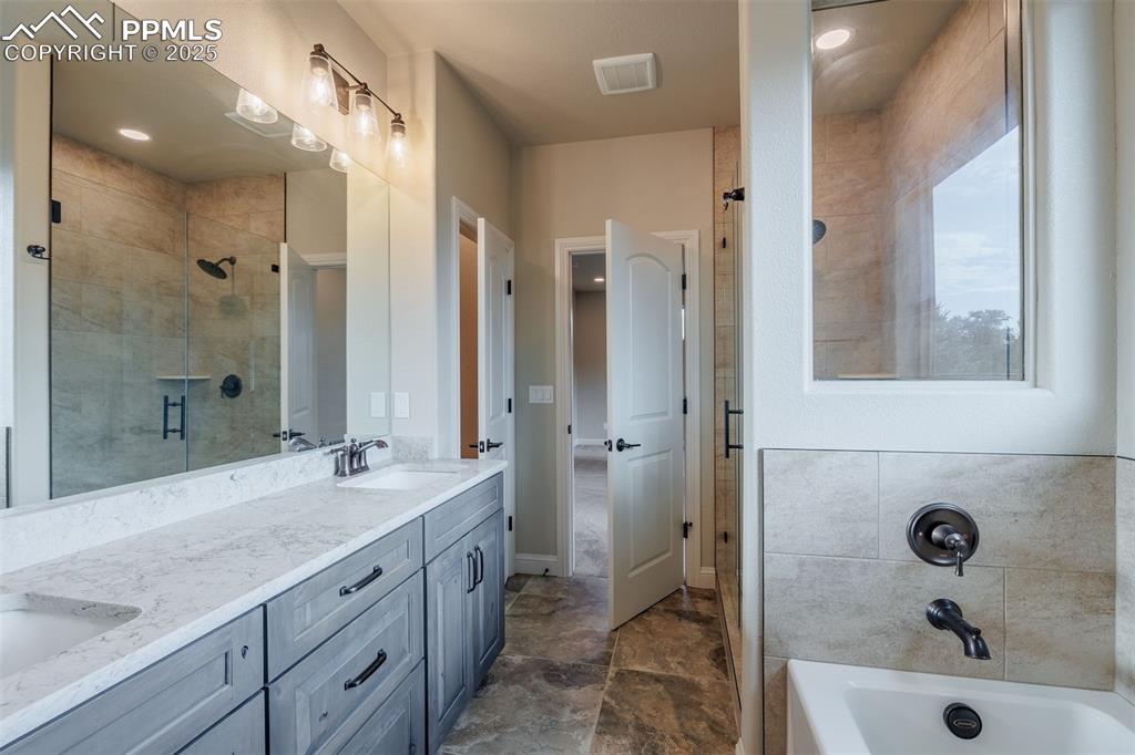 Image 40 of 50: Bathroom