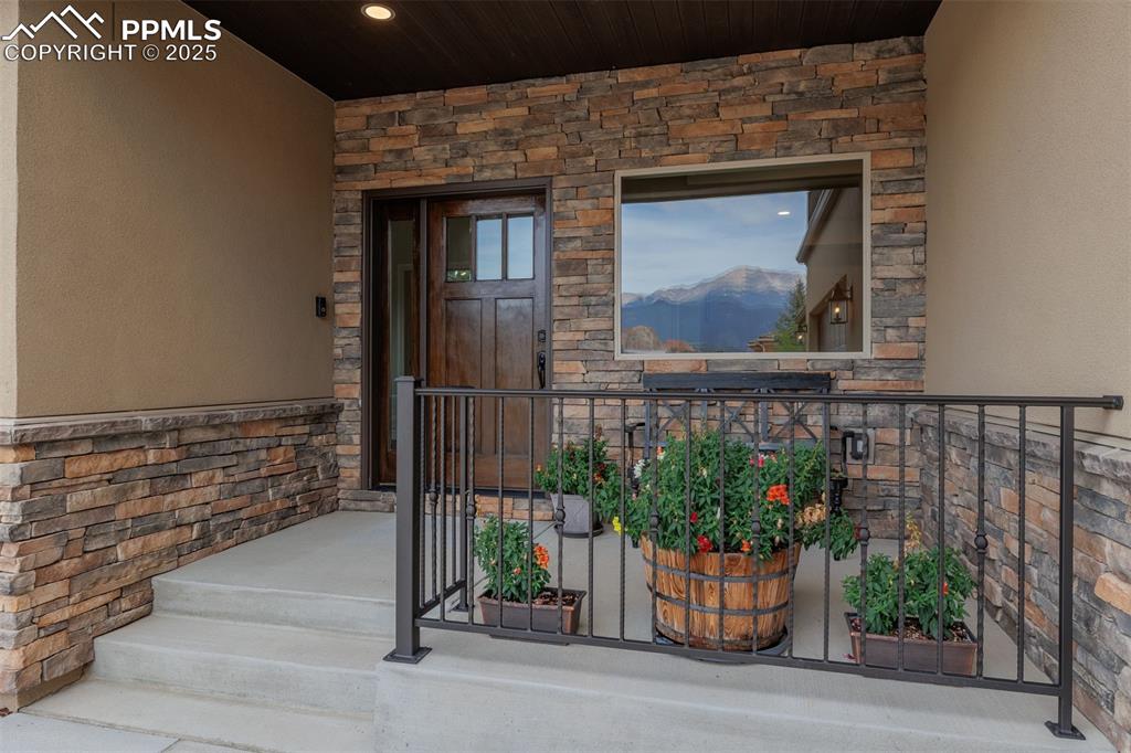 Image 8 of 50: Entry