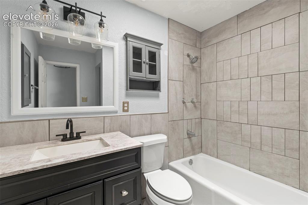 Image 11 of 24: Bathroom