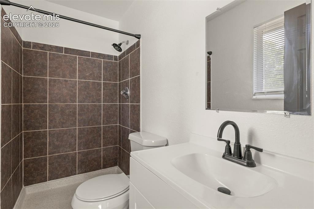 Image 15 of 24: Bathroom