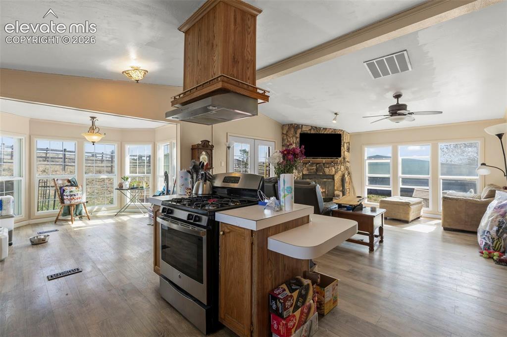 Image 11 of 15: Kitchen