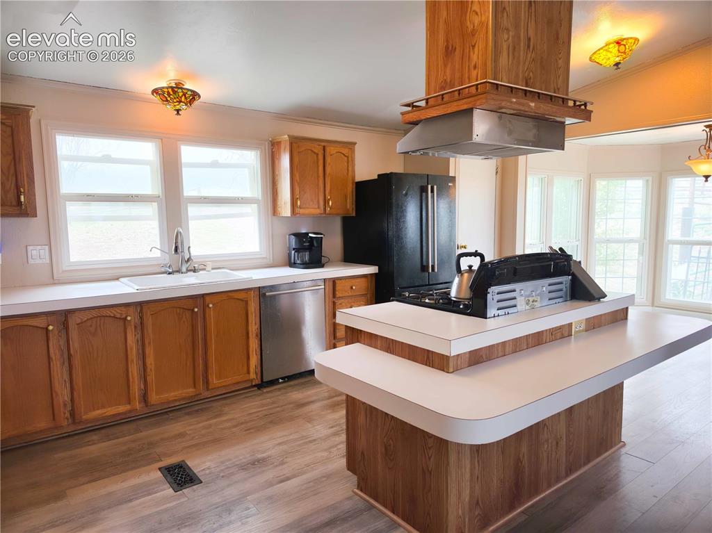 Image 16 of 20: Kitchen