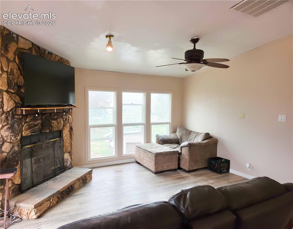 Image 17 of 20: Living Room