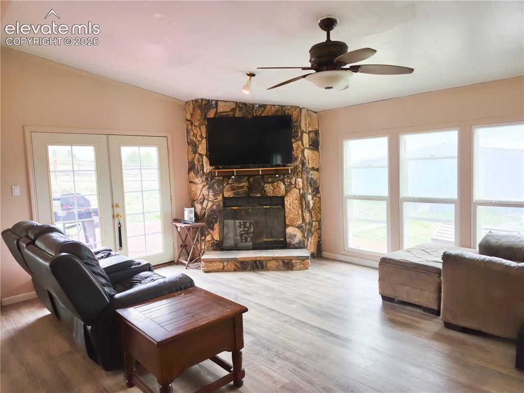 Image 18 of 20: Living Room