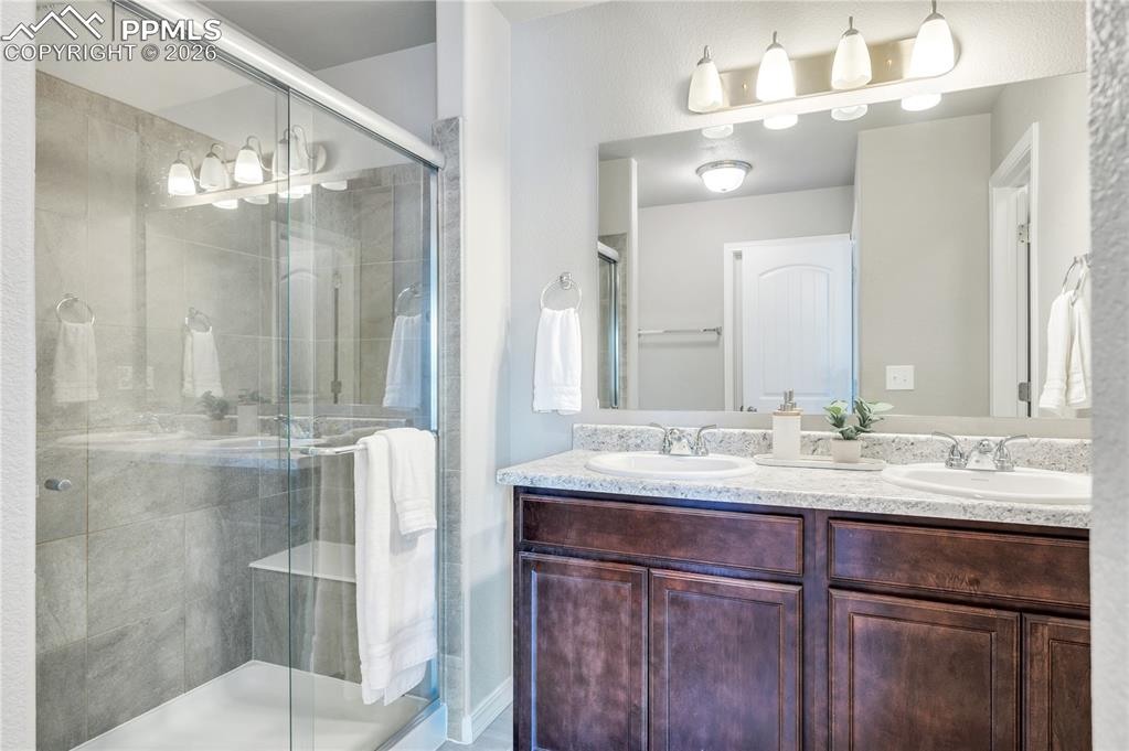 Image 19 of 35: Bathroom