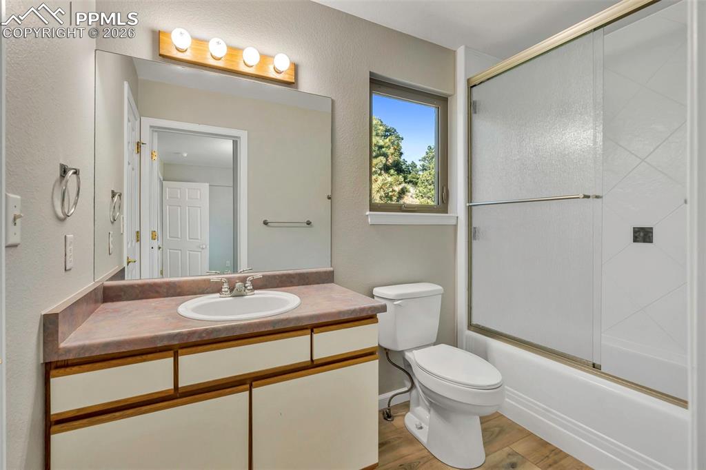 Image 34 of 47: Bathroom