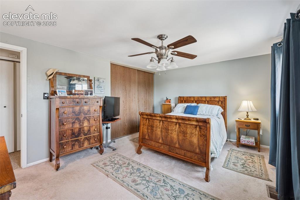 Image 14 of 30: Bedroom