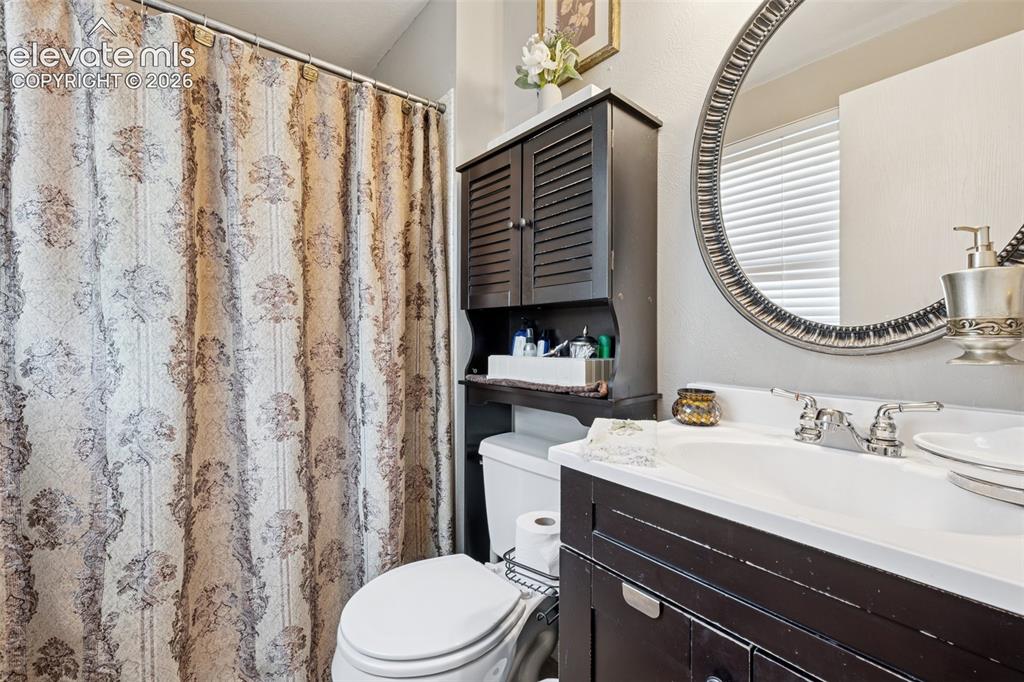 Image 15 of 30: Bathroom
