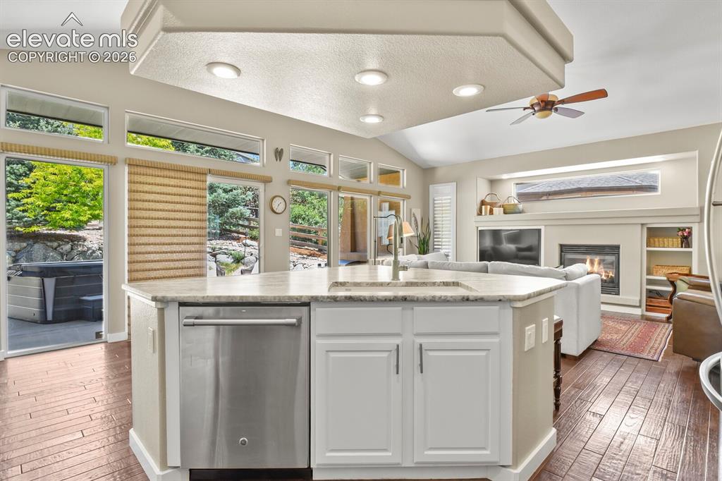 Image 10 of 50: Kitchen