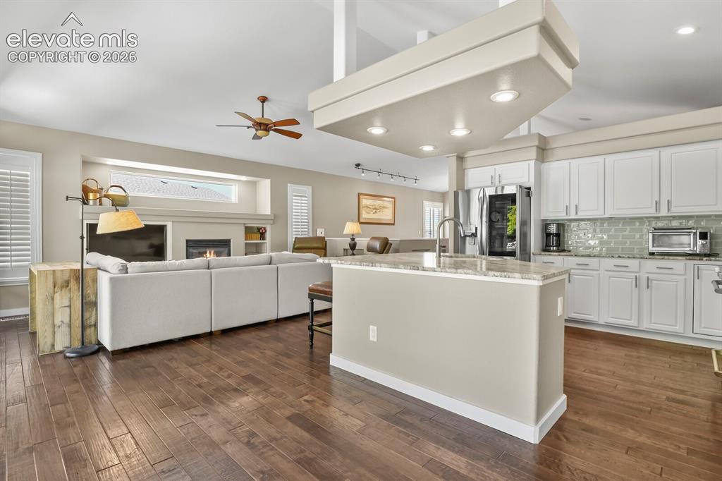Image 9 of 50: Kitchen