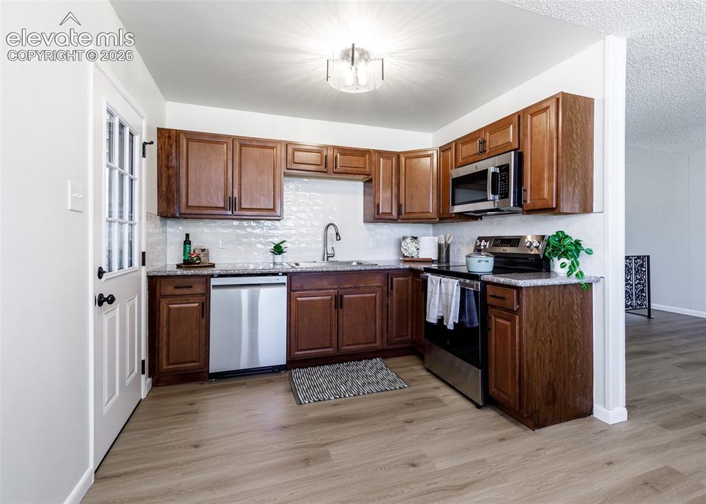Image 11 of 28: Kitchen
