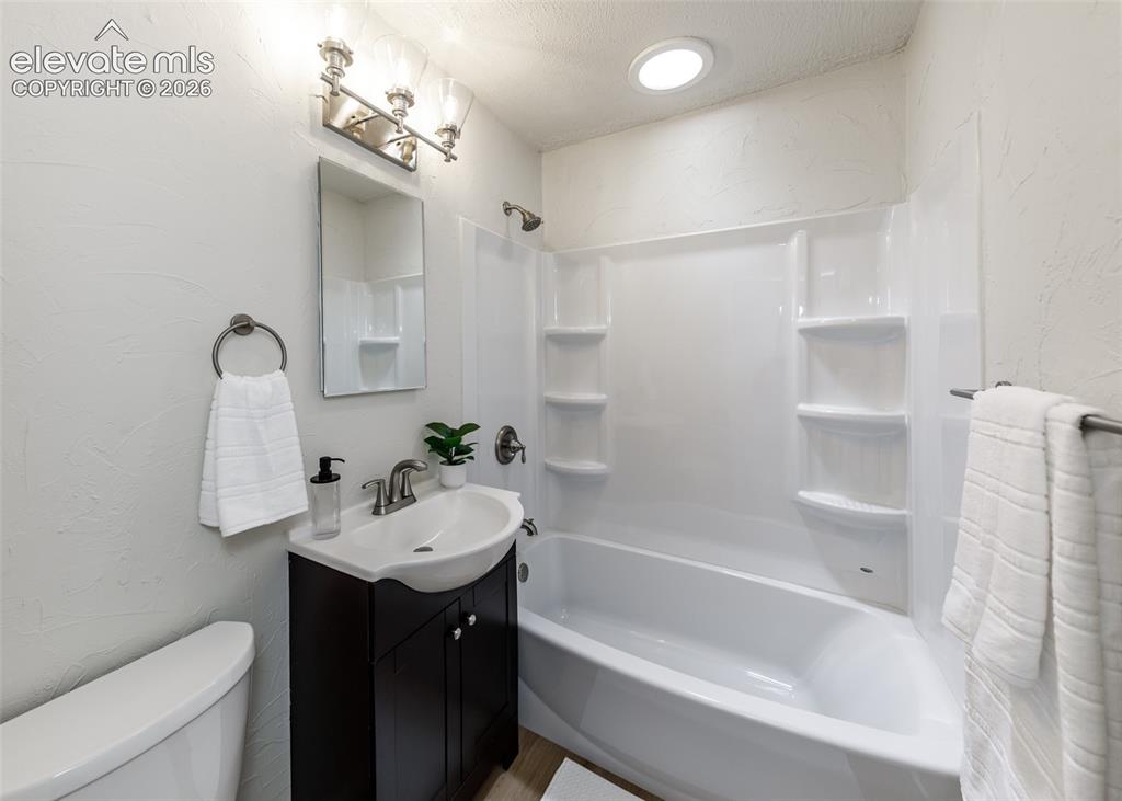 Image 17 of 28: Bathroom