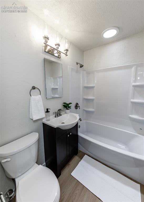 Image 18 of 28: Bathroom