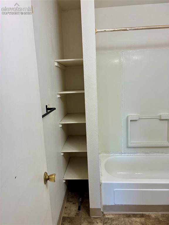 Image 16 of 32: Bathroom