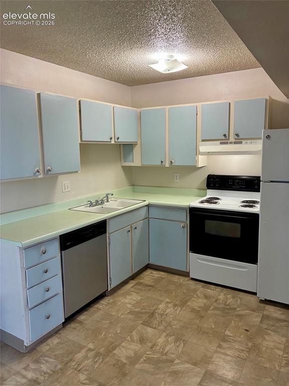 Image 6 of 32: Kitchen
