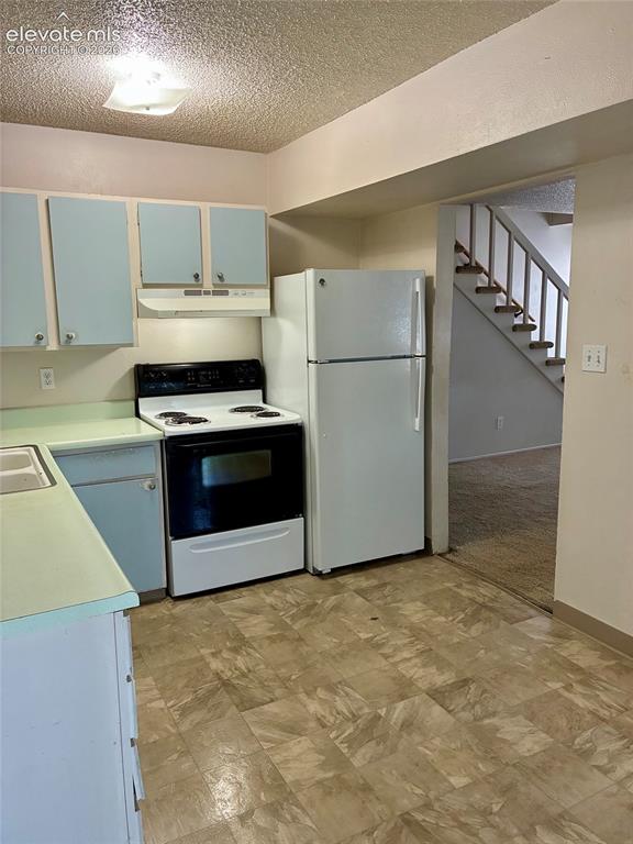 Image 7 of 32: Kitchen