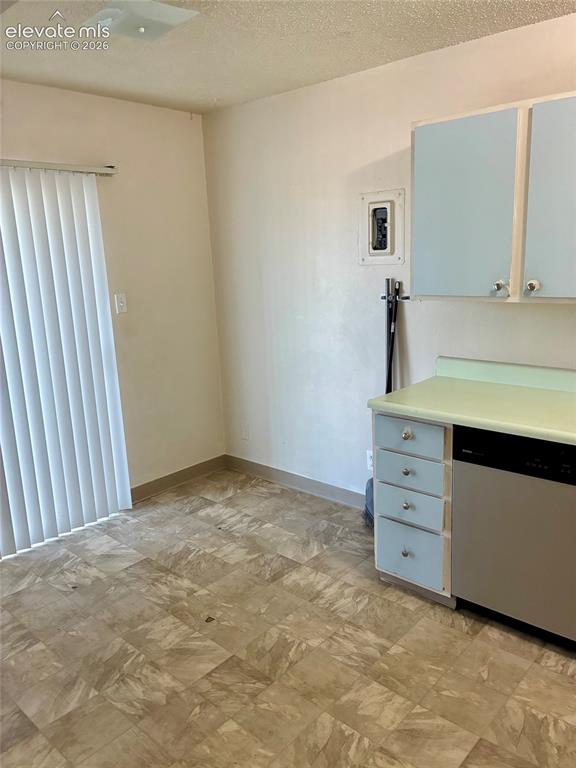 Image 9 of 32: Kitchen