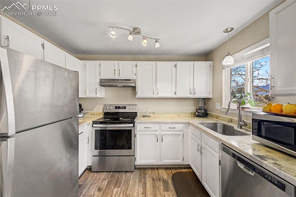 Image 13 of 36: Kitchen