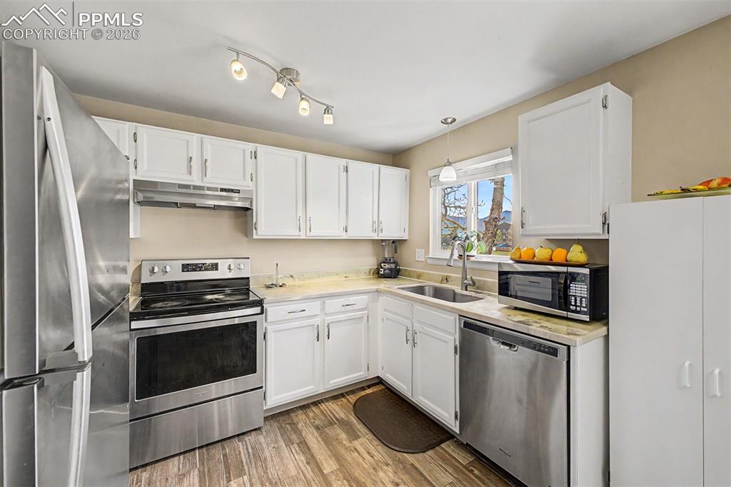 Image 14 of 36: Kitchen