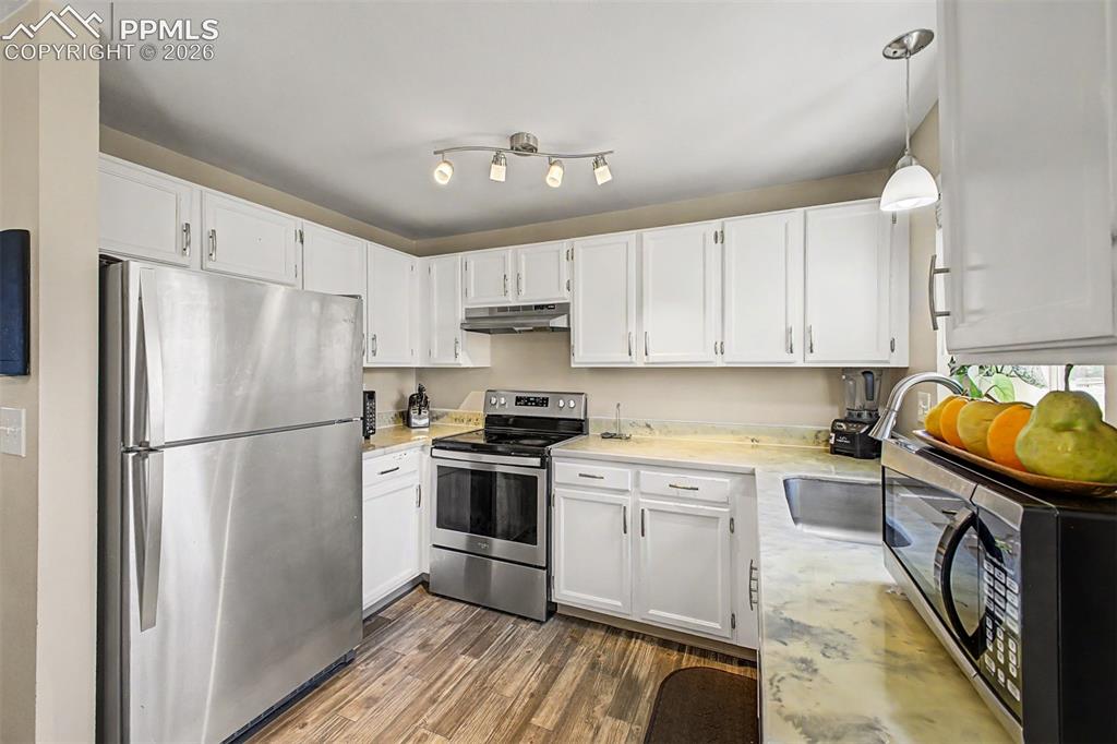 Image 15 of 36: Kitchen