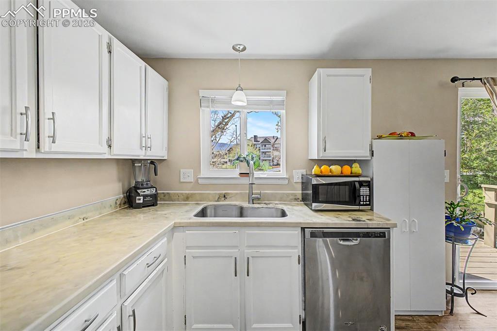 Image 16 of 36: Kitchen