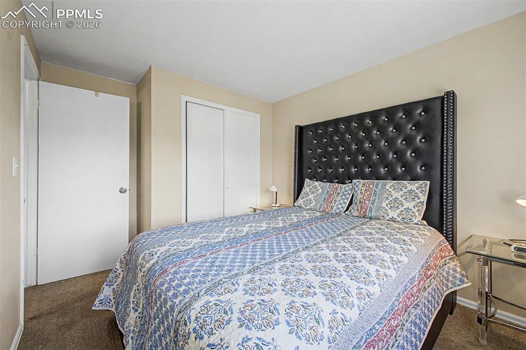 Image 18 of 36: Bedroom