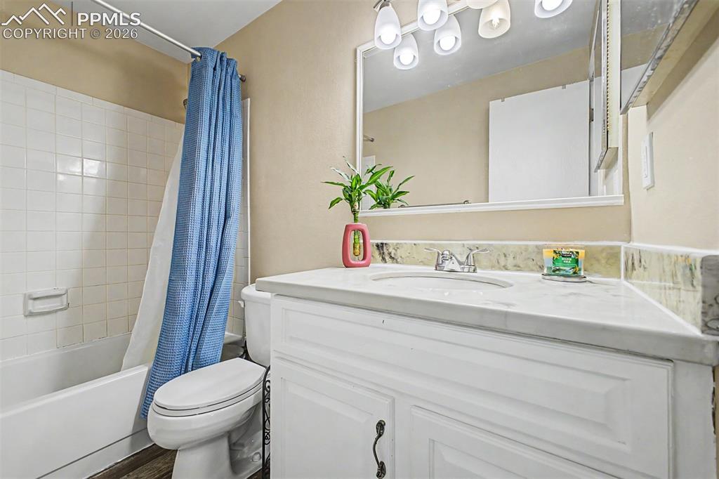 Image 19 of 36: Bathroom