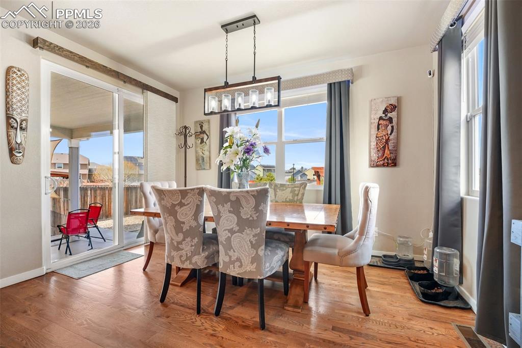 Image 16 of 44: Dining Area