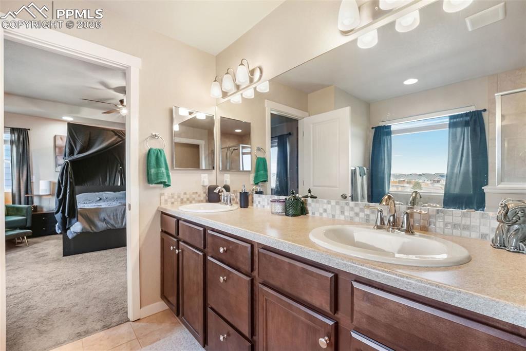 Image 19 of 44: Bathroom