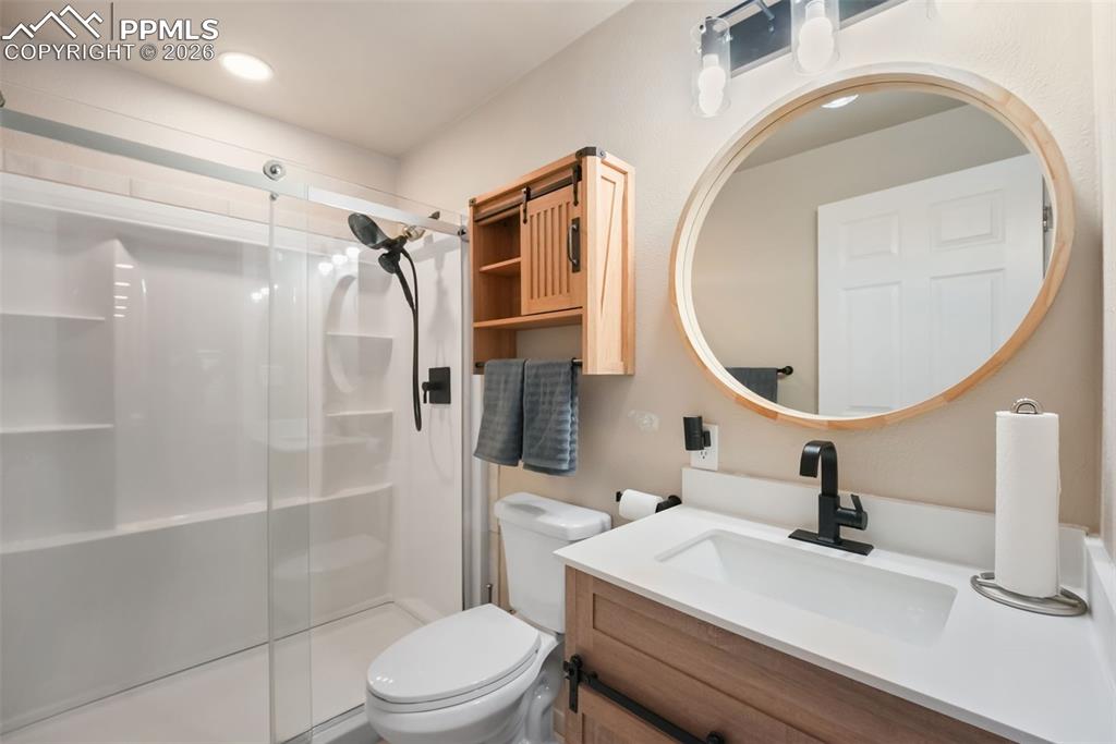 Image 33 of 44: Bathroom