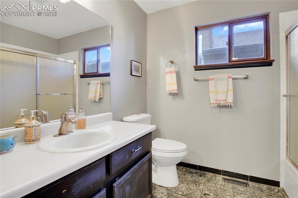 Image 15 of 41: Bathroom