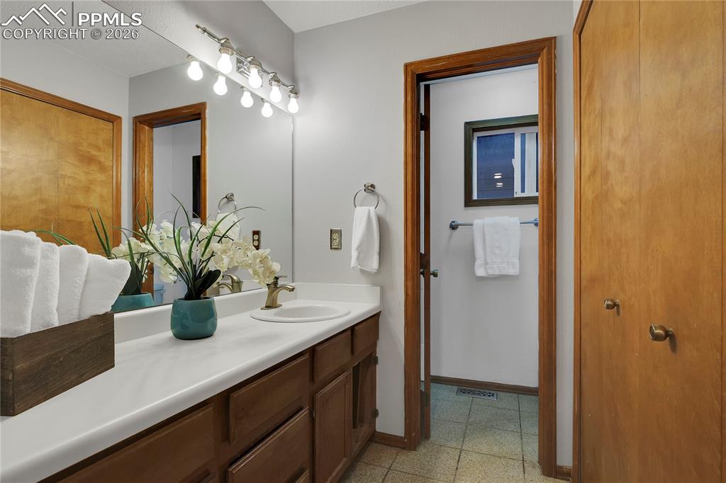 Image 22 of 41: Bathroom