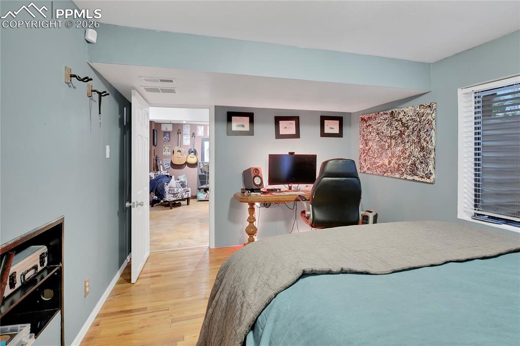 Image 32 of 41: Bedroom