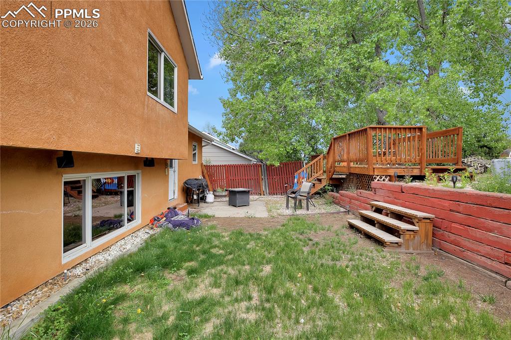 Image 40 of 41: Yard