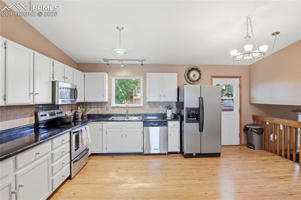 Image 7 of 41: Kitchen