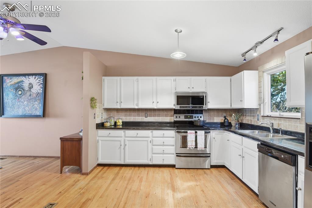 Image 8 of 41: Kitchen