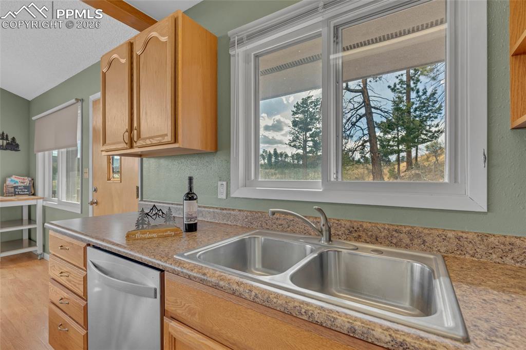 Image 10 of 22: Kitchen