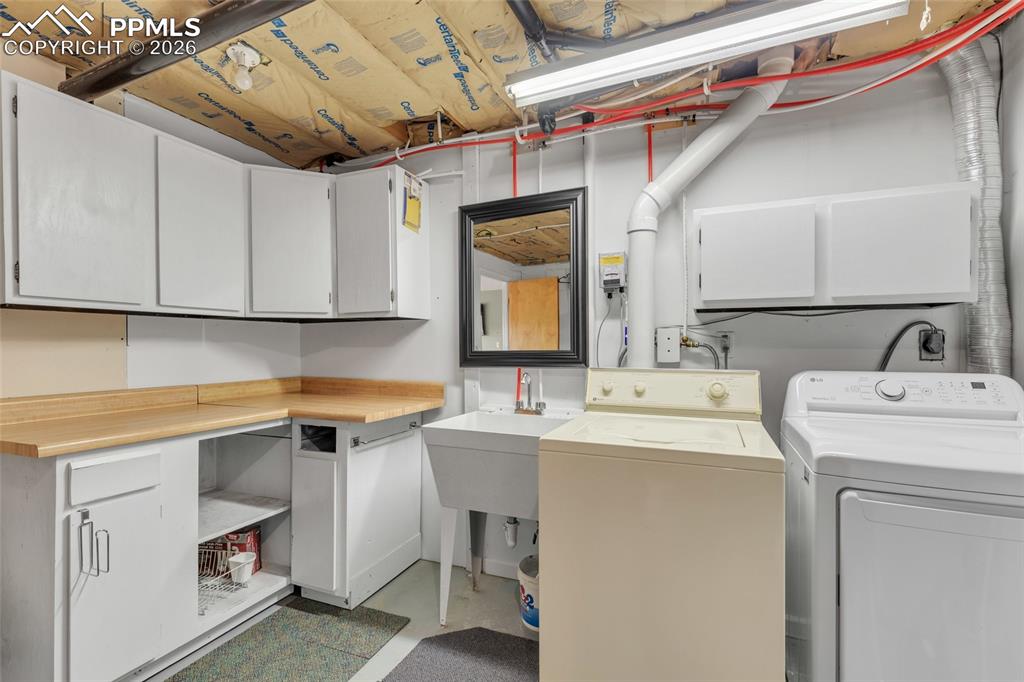 Image 18 of 22: Laundry