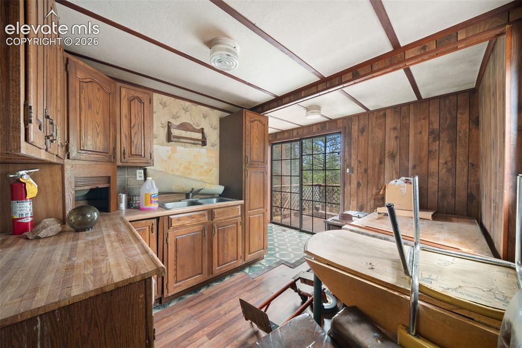 Image 11 of 28: Kitchen