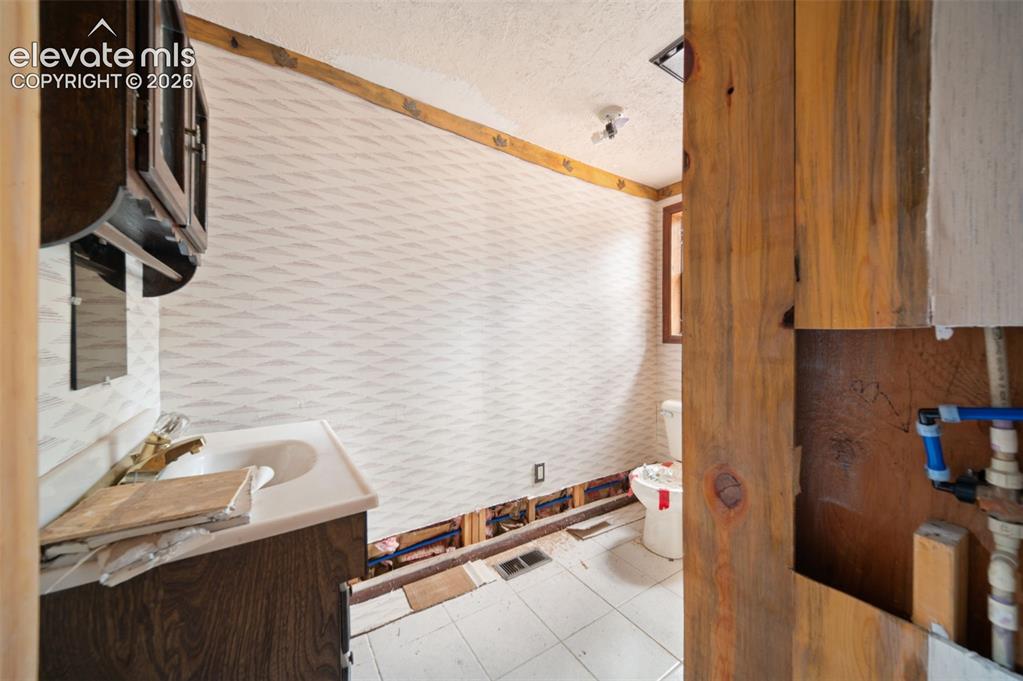 Image 7 of 28: Bathroom