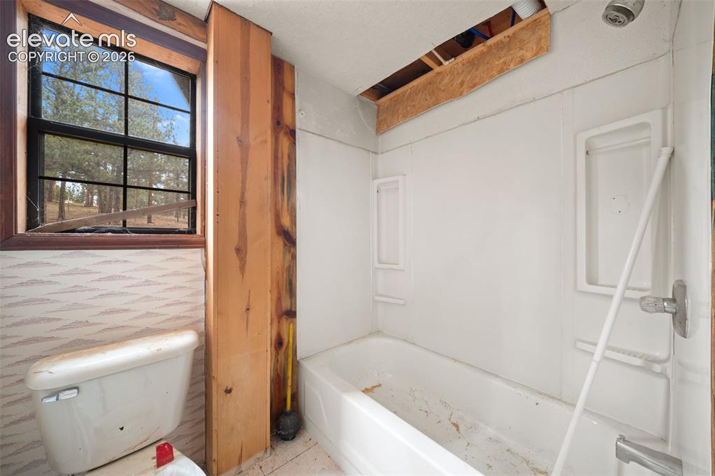 Image 8 of 28: Bathroom