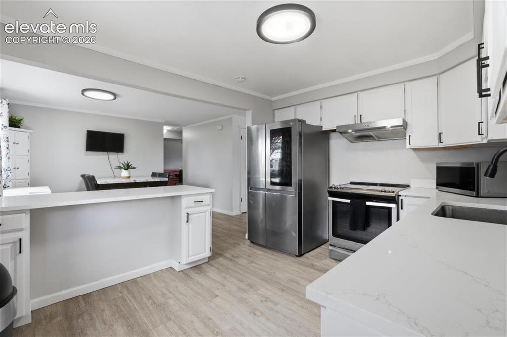 Image 10 of 38: Kitchen