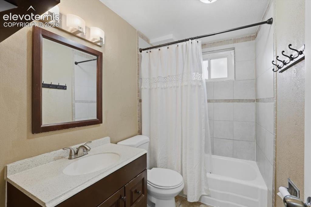 Image 25 of 38: Bathroom