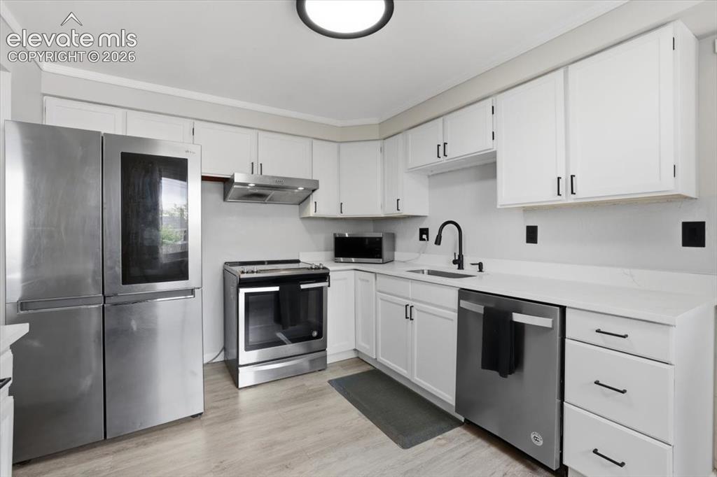 Image 9 of 38: Kitchen