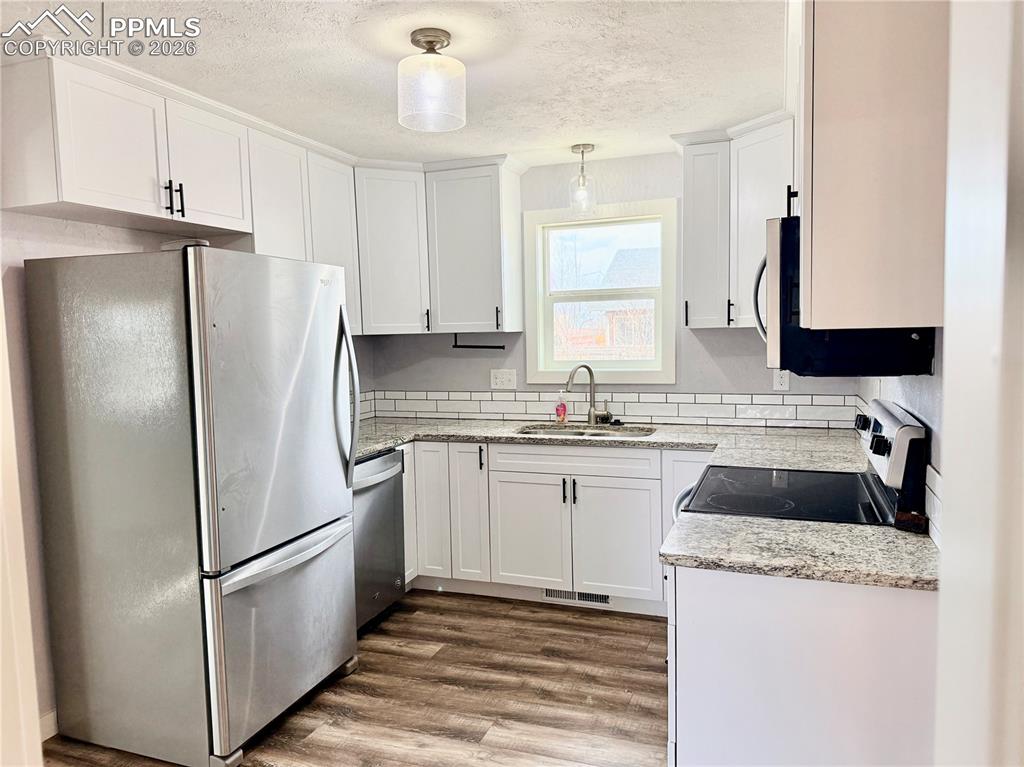 Image 9 of 22: Kitchen